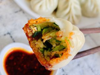 18、生煎—素馅,底皮酥脆、皮薄筋道馅大、馅料是素的 可以吃的饱饱哒