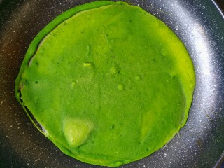 9、菠菜煎饼果子,等到面糊完全变色。这个时候不要翻动。