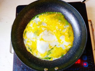 11、菠菜煎饼果子,等到蛋白完全变色就可以翻面儿了。啊？？？