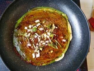 14、菠菜煎饼果子,撒上葱花和香菜，再放一些孜然。。我个人不是很喜欢吃薄脆，觉得太油了就没加。