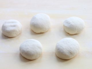 6、养颜之玫瑰馅儿饼,分成小剂子放置松弛上20分钟。