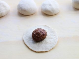 7、养颜之玫瑰馅儿饼,擀开，边缘稍薄中间稍厚些，放入馅料。