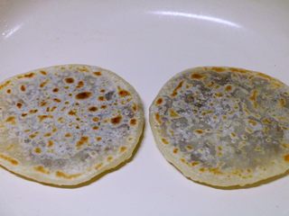 10、养颜之玫瑰馅儿饼,至两面金黄即可。由于馅料是熟的，所以极易烙熟。