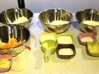 1、不一样的黄金月饼酥,称好全部材料,尽量将油皮、油酥和麻薯的材料区分开,避免混淆