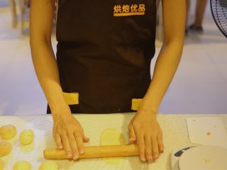 11、不一样的黄金月饼酥,松弛好的面团,用擀面杖擀成牛舌状,可以用中分防粘