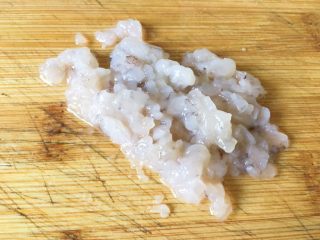 7、宝宝辅食之香菇虾蓉粥,剁成虾末。大点的宝宝吃可以不用剁这么碎～