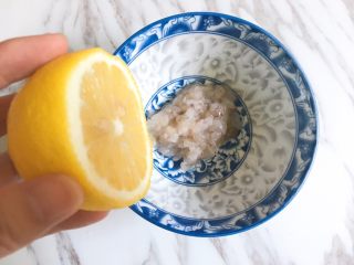 8、宝宝辅食之香菇虾蓉粥,挤几滴柠檬汁去腥。