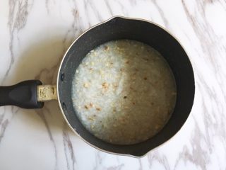 11、宝宝辅食之香菇虾蓉粥,加入适量白粥基底～大火熬煮2分钟至香菇熟透。