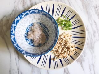 9、宝宝辅食之香菇虾蓉粥,香菇剁碎，香葱切小段。