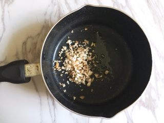 10、宝宝辅食之香菇虾蓉粥,奶锅放少量亚麻籽油，大火下香菇翻炒1分钟左右，个人觉得炒过后的香菇再放粥里熬煮更香。亚麻籽油含丰富的营养，比起普通菜籽油，橄榄油，亚麻籽油对宝宝更营养哦～