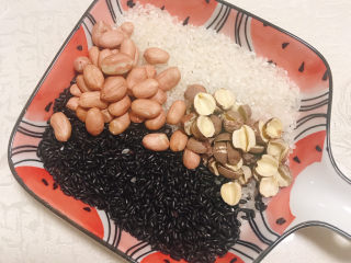 1、红枣黑米粥,准备好大米、黑米、花生、莲子