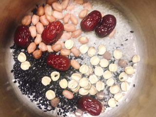 3、红枣黑米粥,所有材料放入高压锅中