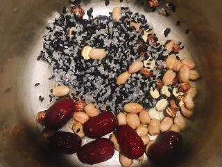 4、红枣黑米粥,淘洗干净