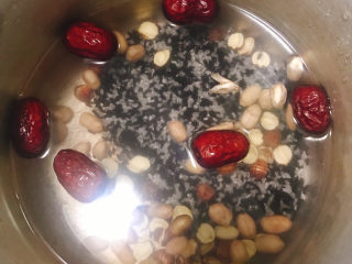 5、红枣黑米粥,加入适量清水浸泡过夜