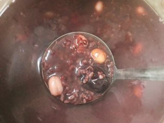 8、红枣黑米粥,放入锅中熬5—10分钟。（如果粥太稀可以熬多一会儿）