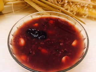 9、红枣黑米粥,装入碗中