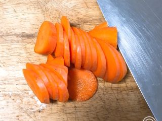 1、胡萝卜吐司面包,胡萝卜切片。