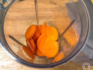 2、胡萝卜吐司面包,放入料理机，加15克清水。