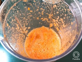 3、胡萝卜吐司面包,打成泥。