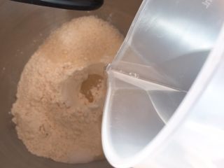 5、胡萝卜吐司面包,清水加热至37度，倒入厨师机搅拌一下。