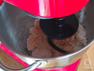 7、胡萝卜吐司面包,厨师机搅拌一下。