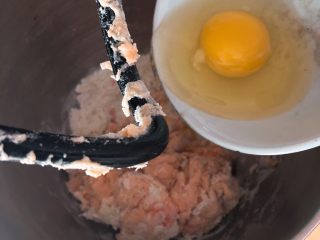 8、胡萝卜吐司面包,加入鸡蛋。