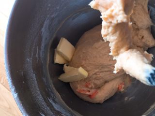 10、胡萝卜吐司面包,加入黄油。