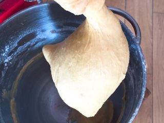 11、胡萝卜吐司面包,继续揉面20分钟，经常检查面团硬湿度。