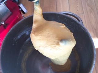 12、胡萝卜吐司面包,光滑的面团出来了。