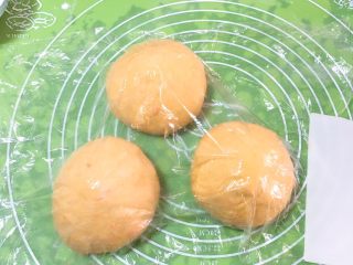 18、胡萝卜吐司面包,分成三个剂子，盖上保鲜膜静置20分钟。