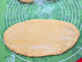 19、胡萝卜吐司面包,将面团擀成椭圆形。