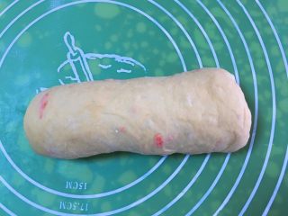 20、胡萝卜吐司面包,顺势卷起来。