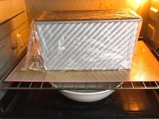 22、胡萝卜吐司面包,盖上保鲜膜放入厨师机两次发酵，方法同上也是60分钟。