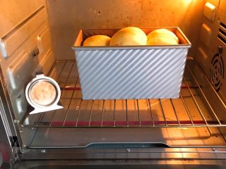 24、胡萝卜吐司面包,烤箱预热至180度，烤制35分钟。