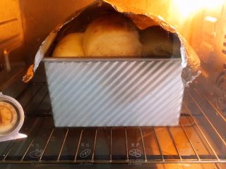 25、胡萝卜吐司面包,上色满意加盖锡纸。