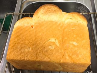 26、胡萝卜吐司面包,烤完立即脱模放凉。