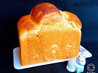 27、胡萝卜吐司面包,漂亮的胡萝卜吐司就完成了。