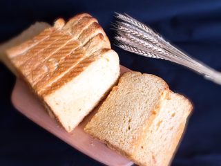 30、胡萝卜吐司面包,切片后的吐司就可以品尝了。