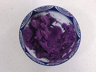 2、紫薯燕麦粥,捣烂