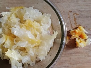 3、紫薯银耳粥,去点根部，撕成小朵，清水洗干净。