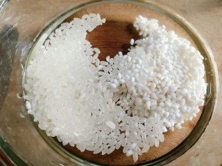 8、紫薯银耳粥,加清水洗干净。