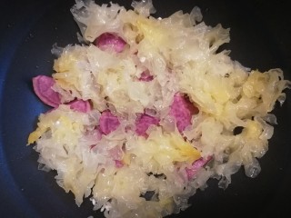 11、紫薯银耳粥,放入银耳。