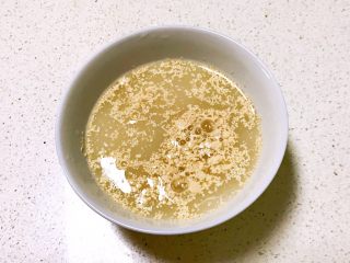 2、驴肉火烧,把耐高温酵母和白糖放入碗里，加入纯牛奶调匀后静止3分钟