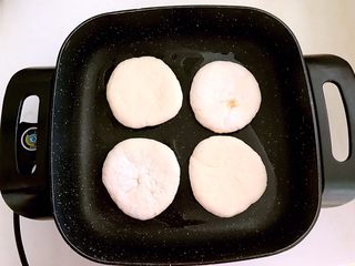 8、驴肉火烧,锅干烧至5分热的时候放入饼坯，