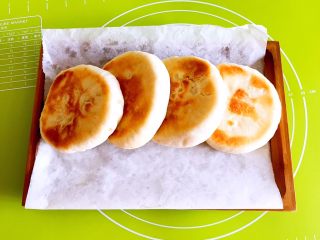 11、驴肉火烧,金黄松软的烙饼出锅了