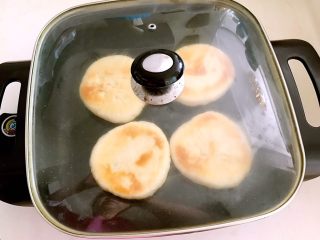 10、驴肉火烧,盖上锅盖继续烙制2分钟即可
