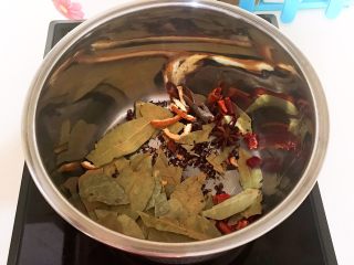 17、驴肉火烧,把所有干料炒出香味