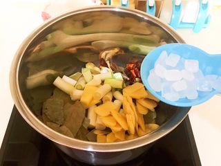 19、驴肉火烧,加入冰糖，炒至冰糖融化