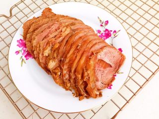 29、驴肉火烧,把驴肉切成薄片