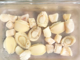 1、鲍鱼海鲜粥,干鲍鱼仔和瑶柱冲洗一下